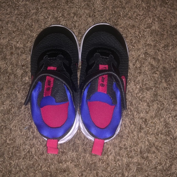 Nice Nike shoes - Picture 2 of 6